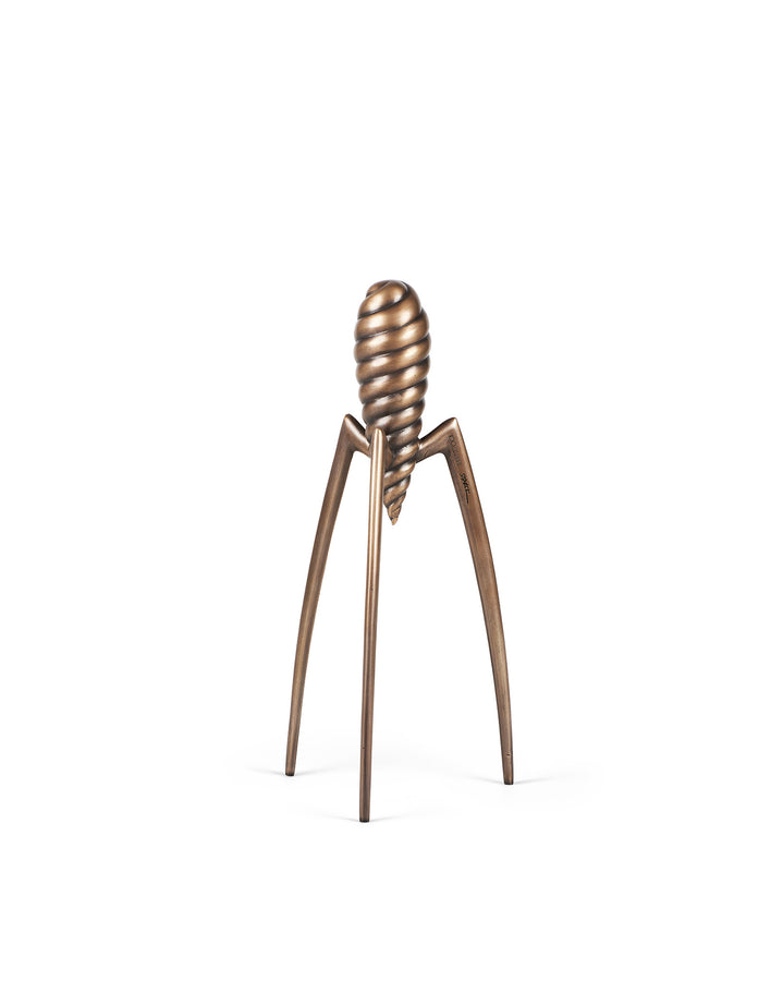 Lo spremiagrumi più famoso al mondo, lo Spremiagrumi Juicy Salif di Alessi, disegnato da Philippe Starck, è un'icona della cucina. Questo Juicy Salif Studio No.3 riproduce uno dei primi prototipi realizzati e ne esistono solo 999 al mondo. Fuso in bronzo.